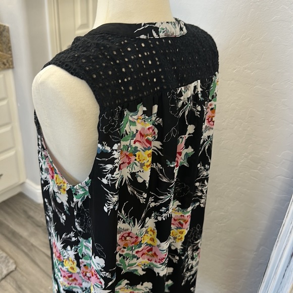 DR2 Black w Shoulder Interest Detail Ladies V Neck Sleeveless Top - Picture 6 of 6